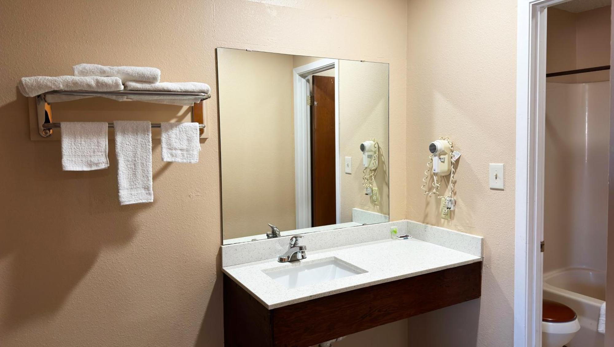 Regency Inn Hondo Екстер'єр фото