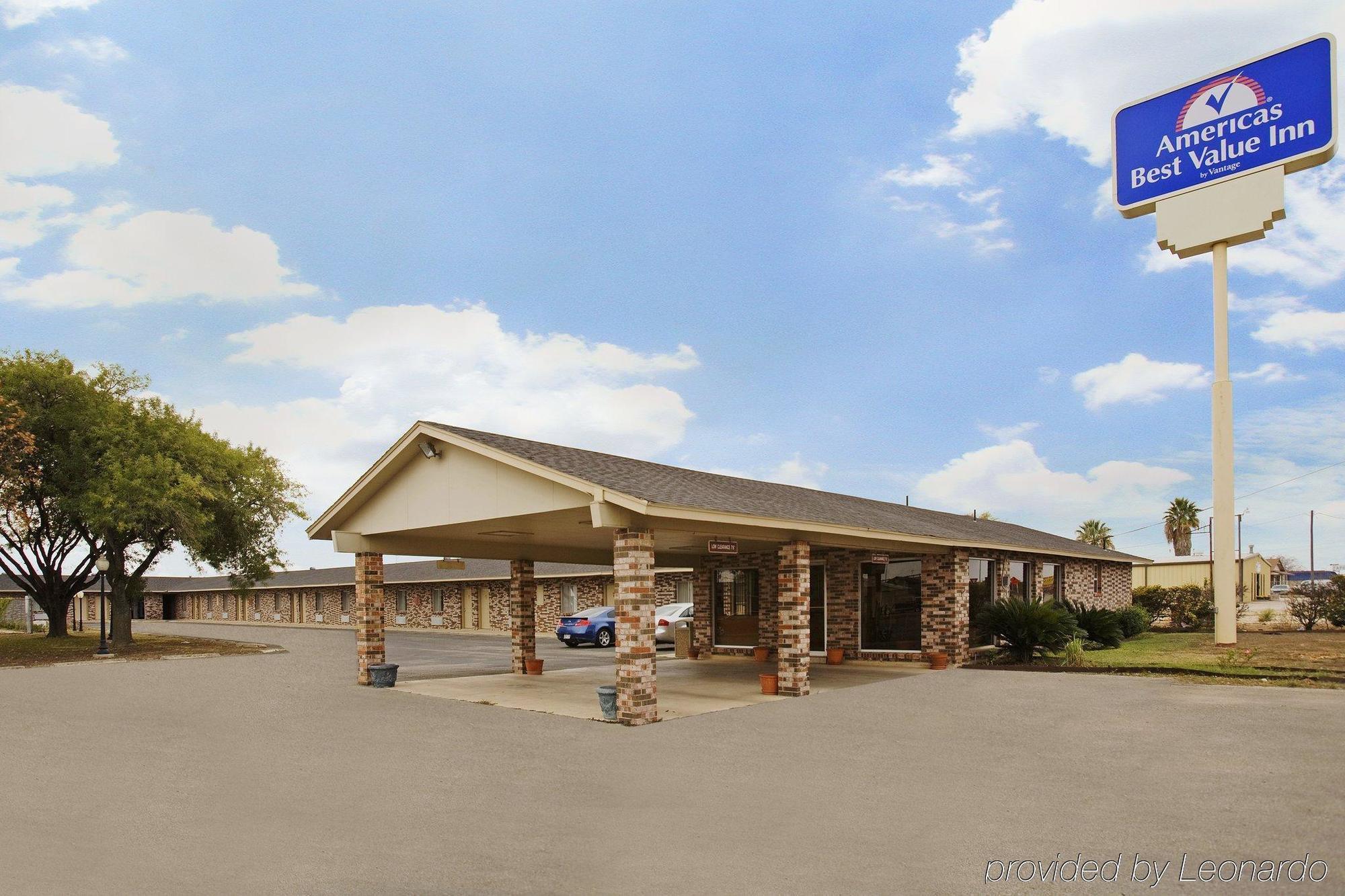 Regency Inn Hondo Екстер'єр фото
