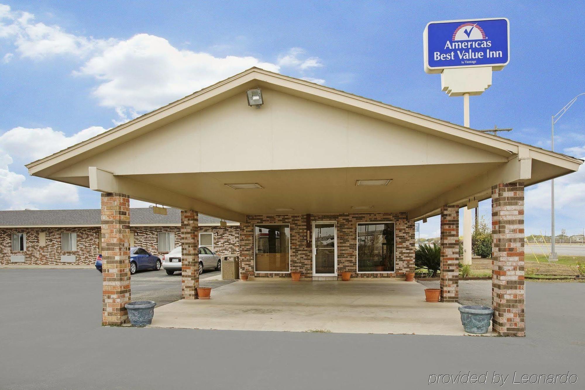 Regency Inn Hondo Екстер'єр фото